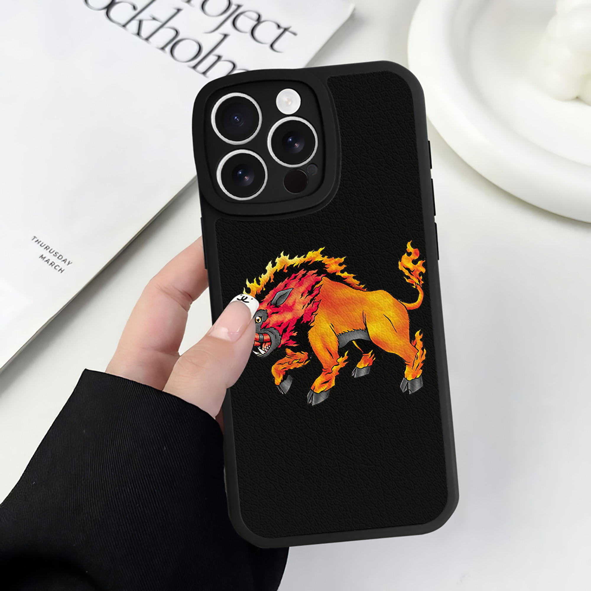 （画像用） Digimon デジタルモンスター/デジモン 【iPhone 16シリーズ対応】シリコンスマホケース（レザー調） 材質：シリコン